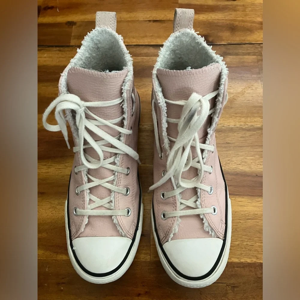Kids Size 5 Converse Leather High Tops EUC